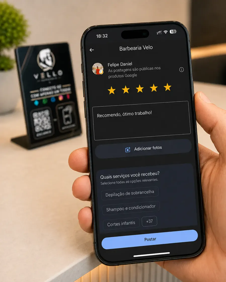 Celular aberto na tela de avaliação do Google, com a plaquinha ao fundo
